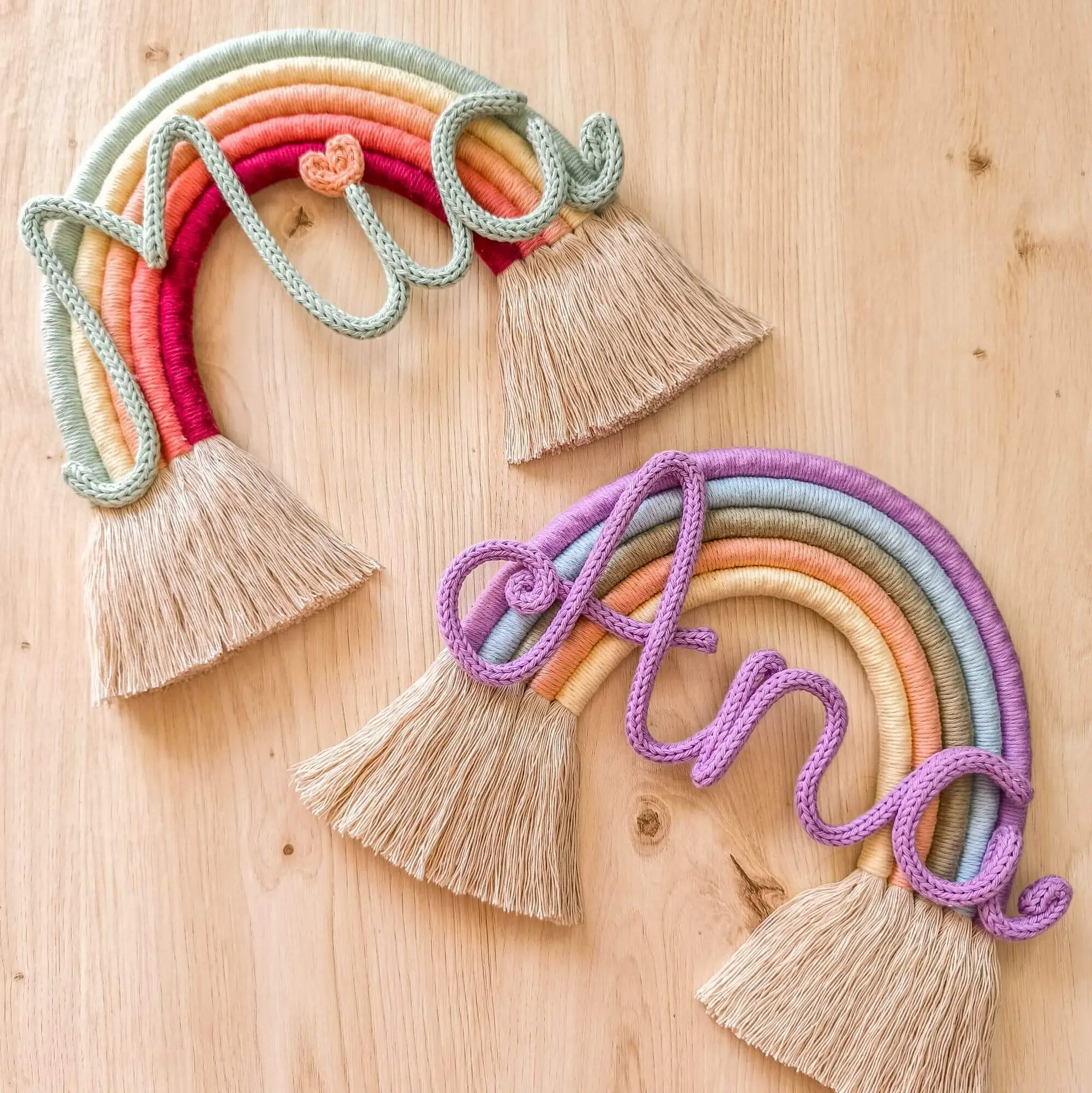 Macrame vaivorykštė su vardu