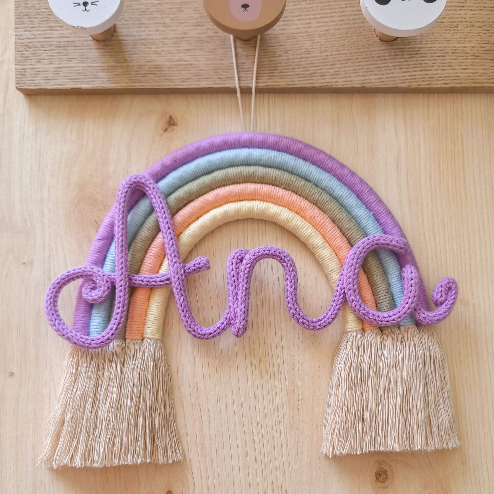 Macrame vaivorykštė su vardu