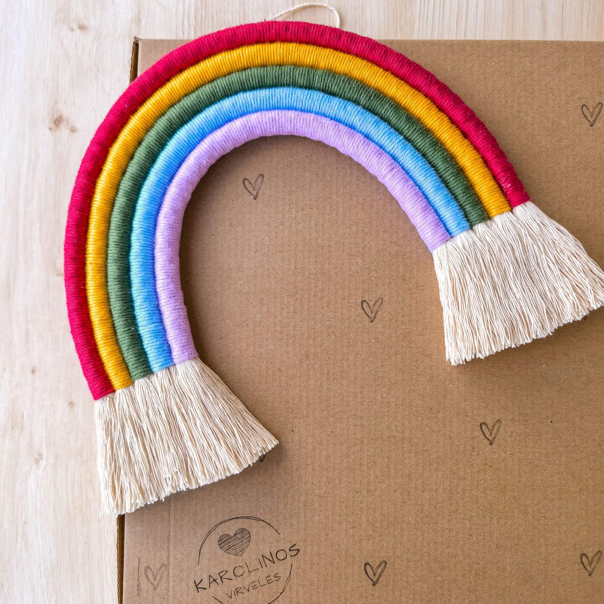 Rankų darbo macrame vaivorykštė